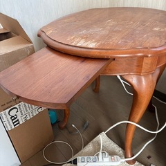 丸テーブルの画像
