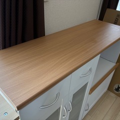 収納と引き出し付きのキッチンアイランドカートの画像