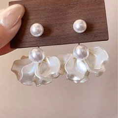 条件付きで無料にします　パールピアスの画像