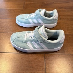 adidas スニーカー水色18.5 キッズの画像