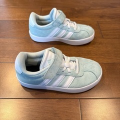 adidas スニーカー水色18.5 キッズの画像