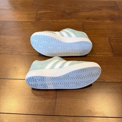 adidas スニーカー水色18.5 キッズの画像