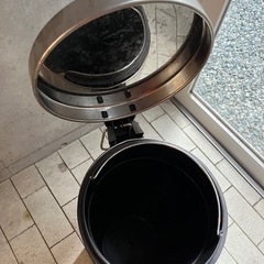 ステンレス製ゴミ箱差し上げますの画像