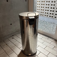 ステンレス製ゴミ箱差し上げますの画像