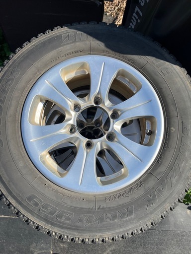 ハイエース、キャラバン　スタッドレス 195/80R15 ホイール付き4本 溝あり