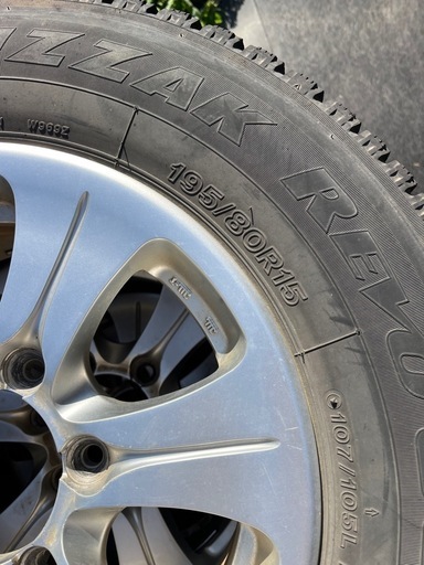 ハイエース、キャラバン　スタッドレス 195/80R15 ホイール付き4本 溝あり