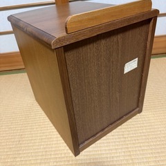 木製サイドテーブルの画像