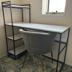 机と椅子の画像