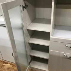 ジャングルジャングル貝塚店　食器棚　木　木目　ベージュ　磨りガラス　1枚扉　引き出し　2段　高さ調節　スライドテーブル　コンパクト　キッチン収納　家具　中古　貝塚市　二色浜の画像