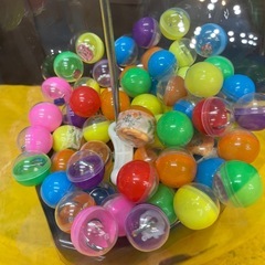 ガチャガチャ本体　カプセル 付きの画像