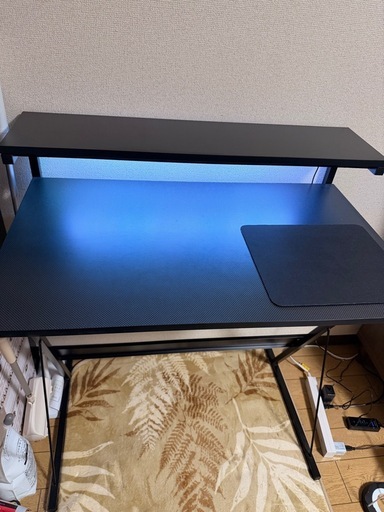 LEDライト付きゲーミングデスク