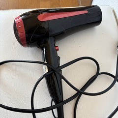 黒と赤のヘアドライヤーの画像