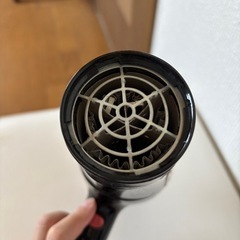 黒と赤のヘアドライヤーの画像