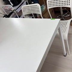 白のダイニングテーブル+椅子2脚の画像