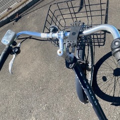 つや消しの紺色の電動アシスト自転車の画像