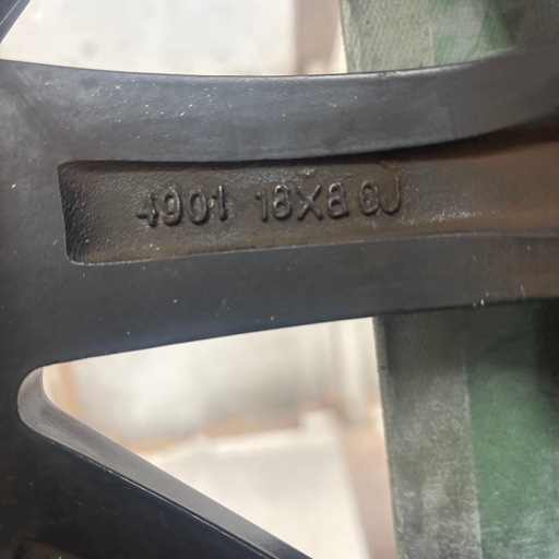  車のパーツ タイヤ、ホイールスタッドレス
