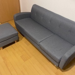 ソファ(3人掛け＋1人掛け)とIKEAのクッションの画像