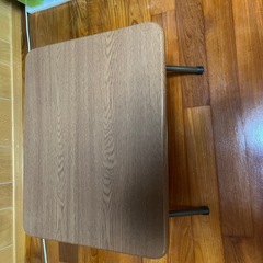 折りたたみ式テーブルの画像