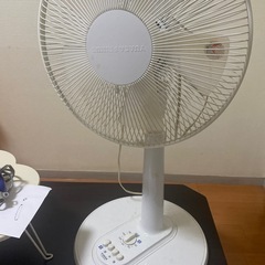 テーブル、扇風機の画像