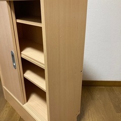 引き出し戸棚の画像