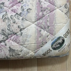 ダブル敷布団と敷布団カバー1枚、掛布団カバー2枚の画像