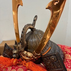 ①五月人形 兜飾り セット（台座・ガラスケース・箱付き）無料の画像