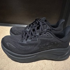 HOKA ブラック ランニングシューズ の画像