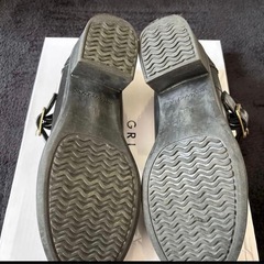 ブラック ストラップ付き フラットシューズ、の画像