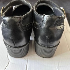 ブラック ストラップ付き フラットシューズ、の画像