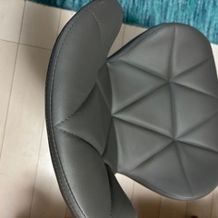 グレーのクッション学習椅子の画像