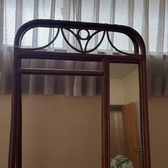 木のハンガーラックの画像