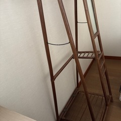木のハンガーラックの画像