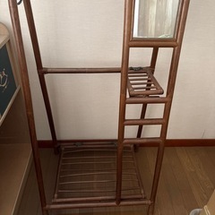 木のハンガーラックの画像