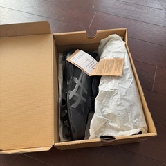 未使用の野球スパイクの画像