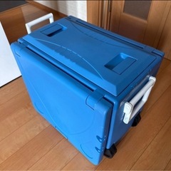 テーブルとチェア付き クーラーボックスの画像