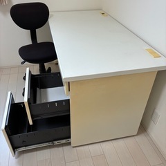 デスクとチェアセットの画像