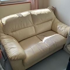 古いソファー＆　古い扇風機の画像