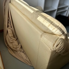 古いソファー＆　古い扇風機の画像