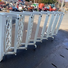  アルミ ゲート 幅3.0m 伸縮ゲー ト 門扉 自立 目隠し鍵なしの画像