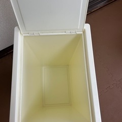 IKEA 蓋付き容器　ゴミ箱の画像