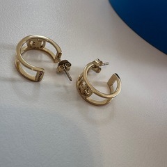 coach ゴールドピアス　両耳の画像