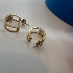 coach ゴールドピアス　両耳の画像