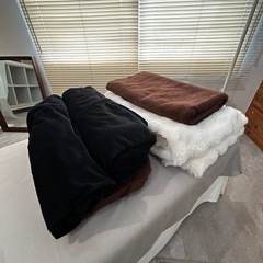 サロン使用💆‍♀️ベッドカバーとキャスター付き椅子の画像