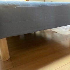 脚付きシングルベッドの画像