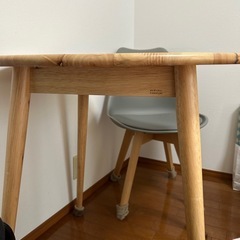 丸テーブル、椅子の画像