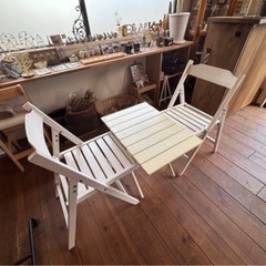 白いテーブルand椅子×2セットの画像