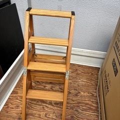 普段は椅子　　　必要な時は脚立として利用できる家具の画像
