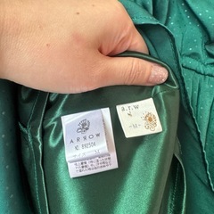 鮮やかなグリーンのワンピースドレスの画像