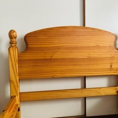 木のベッドフレーム
の画像