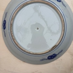 青白い花模様の陶器皿の画像